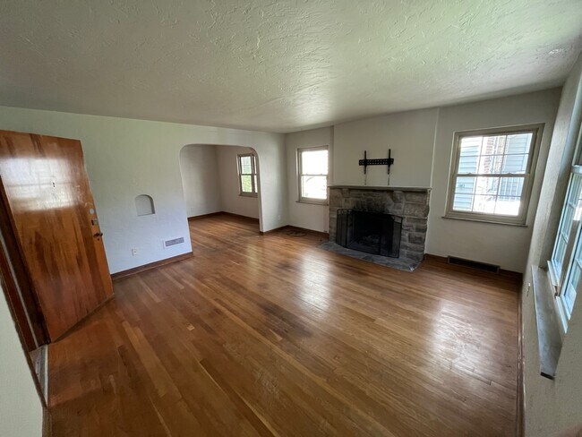Living room - 3063 Sunset Dr - A