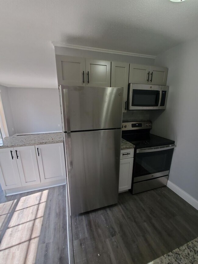 Foto del edificio - 8475 Beech Ave - 6