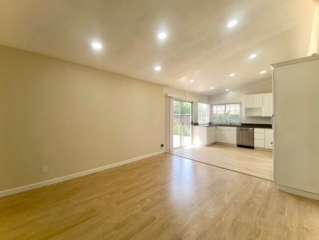 Foto del edificio - Bright Updated 4 Bedroom Home with Spacious Yard for Rent - Union City!