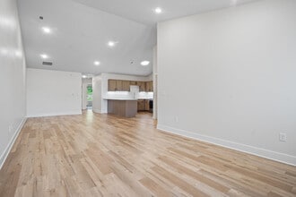 Building Photo - 117 Eiche Dr