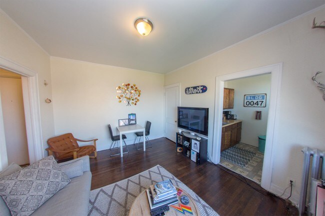 Building Photo - 484 Brainard St