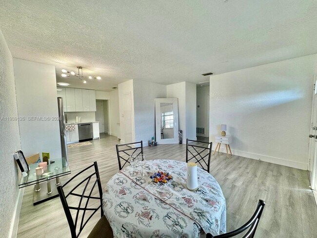 Foto del edificio - 19122 NW 36th Ave