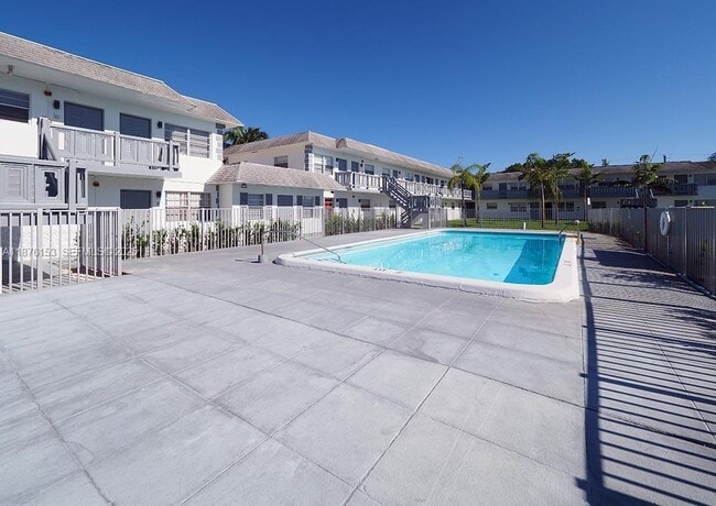 Building Photo - 4000 NE 10th Ave