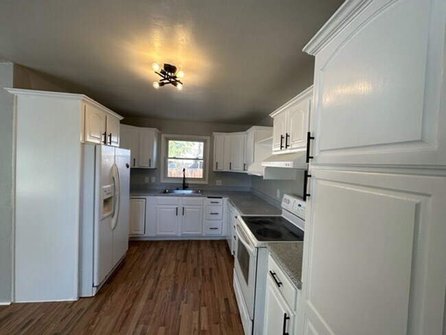 Building Photo - 4 bedroom, 3 bath single family home