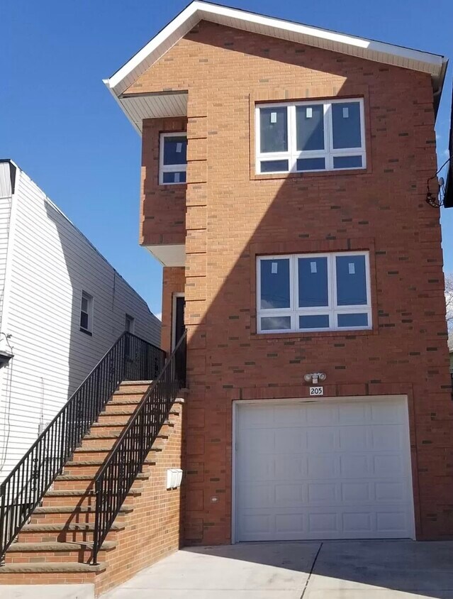 Primary Photo - 205 N 2nd St
