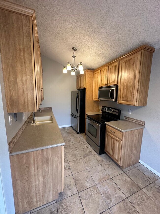 Foto del edificio - 2 BEDROOM, 1 BATHROOM, TOWNHOME IN THE AVE...