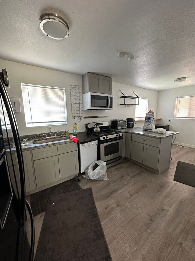 Building Photo - Charming basement apartment