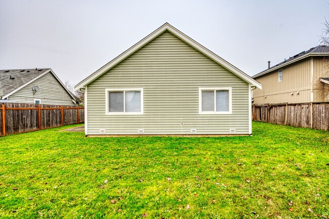 Building Photo - Rambler 3 Bedroom 2 Bath Fenced Yard - Orting