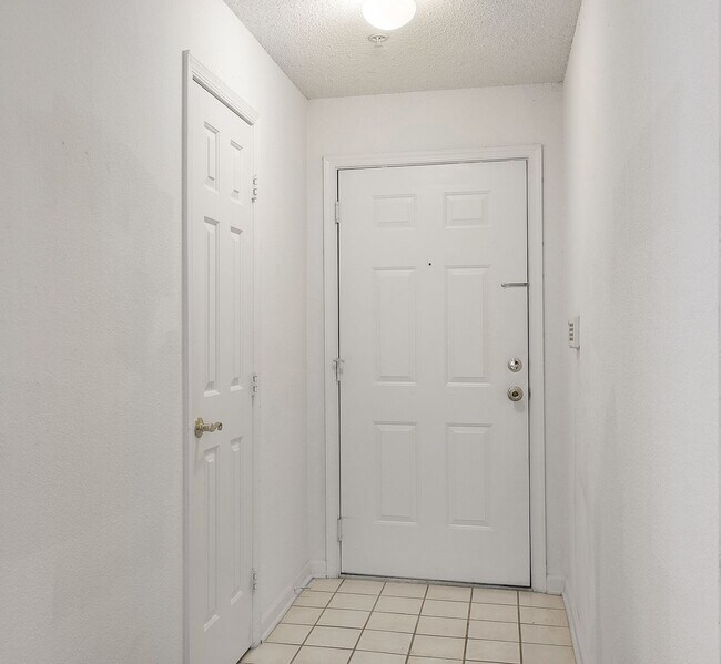 Foto del edificio - 2Bed/2Bath, Upgraded Condos in the Heart o...