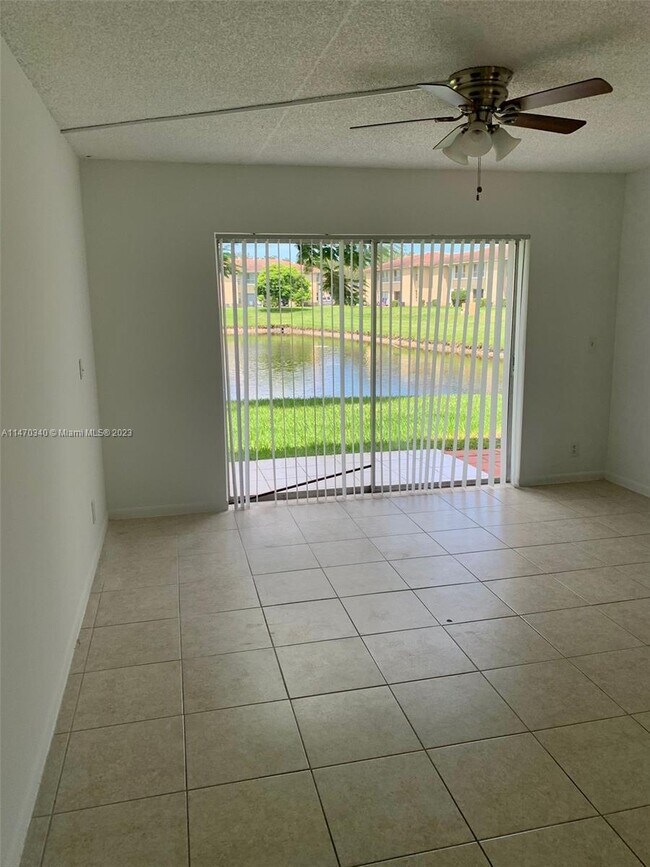 Building Photo - 895 Twin Lakes Dr