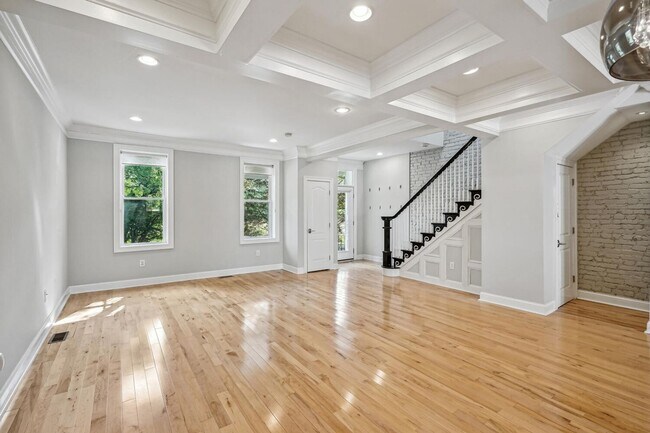 Building Photo - 4BR/3.5BA Updated Row-Home with Beautiful ...