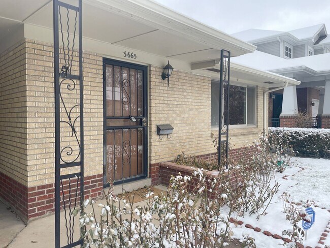 Building Photo - University Gardens 3 Bedroom Ranch Home!