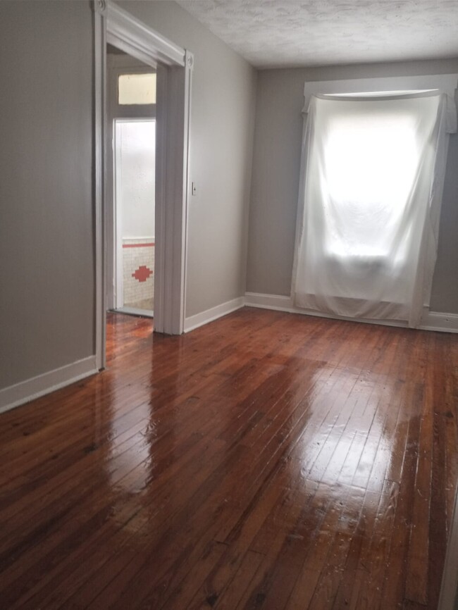 Building Photo - Rowhome
