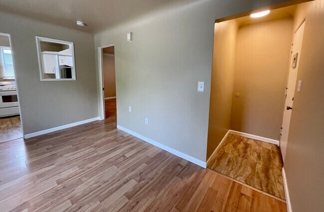 Foto del edificio - LOWER SOUTH HILL ONE BED NEAR HUCKLEBERRY'...