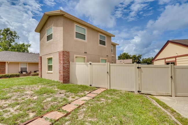 Building Photo - 7232 Lazy Hill Dr