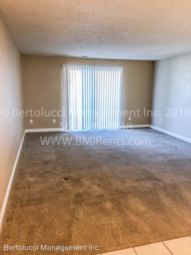 Building Photo - 1102 Orchard Ct N