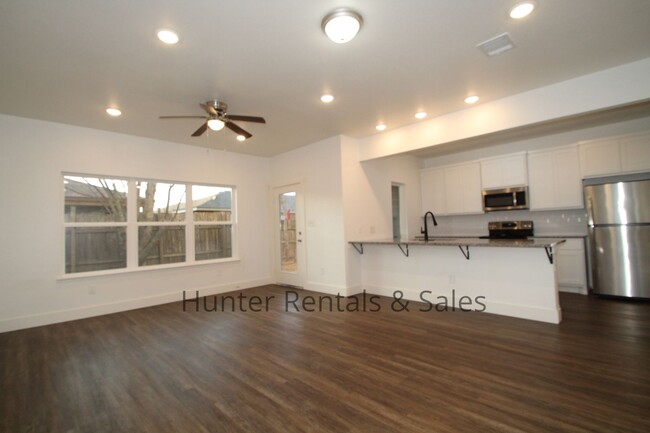 Foto del edificio - Upscale Three-bedroom Townhome!