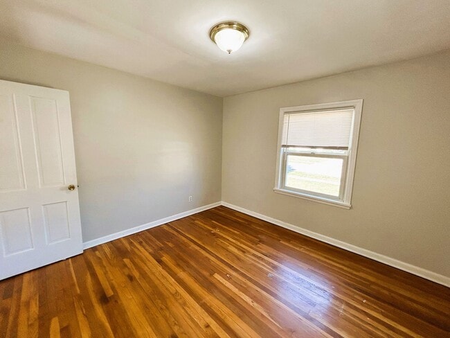 Foto del edificio - Bright & Spacious 3-Bed Home in Euclid