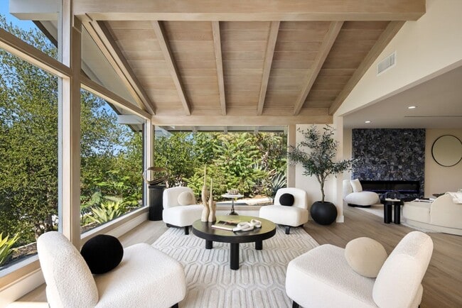 Building Photo - 9425 Gierson Ave