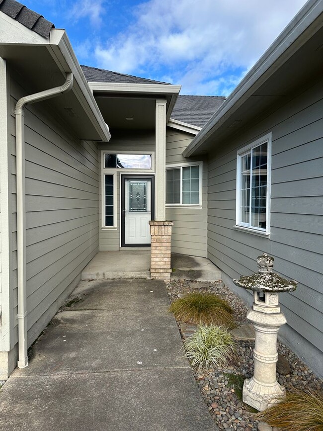 Building Photo - Beautiful 3 bedroom 2 bathroom house in a ...