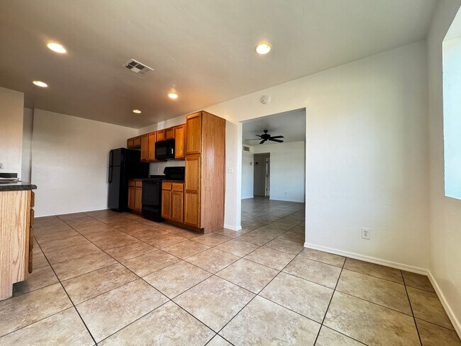 Building Photo - Eastside (Broadway and Wilmot) 3 bedroom, ...