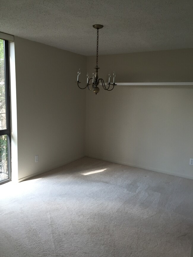 Building Photo - 2311 Pimmit Dr