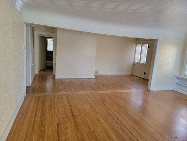 Building Photo - 2 BEDROOM AND 1 BATH NEXT TO UNM CAMPUS