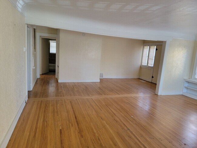 Foto del edificio - 2 BEDROOM AND 1 BATH NEXT TO UNM CAMPUS