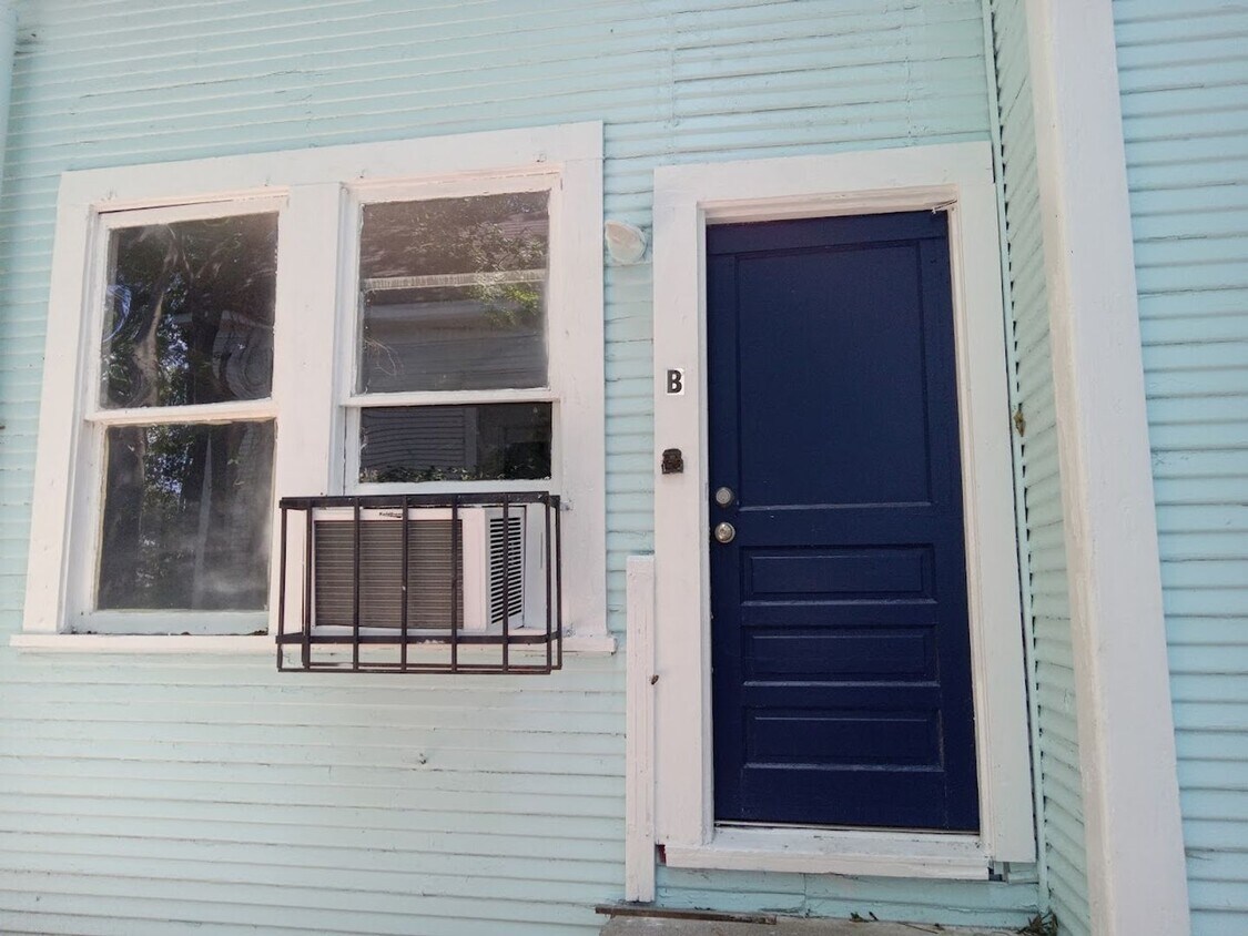 Primary Photo - 1919 Highland Unit B- Cute Studio Apartmen...