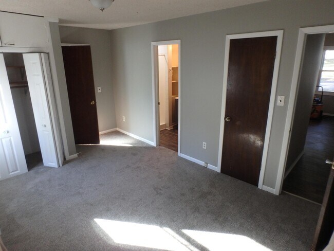 Building Photo - 700 SW Vesper Ave