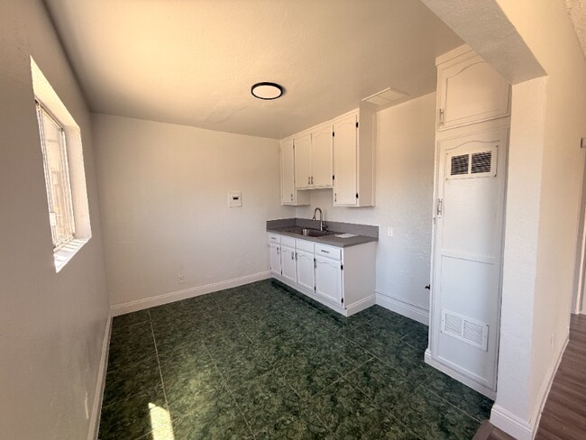 Foto del edificio - 7800 S Hoover St