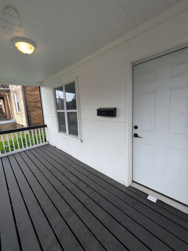 Building Photo - Beautifully renovated 3 bedroom home in Sw...
