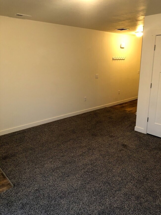 Building Photo - 3 bed 2.5 bath Townhome in Riverton!!