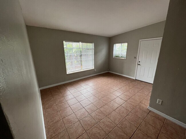 Foto del edificio - Spacious 3 bedroom 1 bathroom home with ni...
