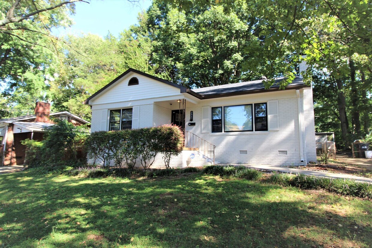 Foto principal - 2 bedroom Ranch with Fenced in Back Yard!!