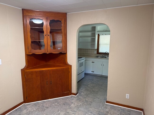 Building Photo - Cute 2 Bedroom Bungalow! $895