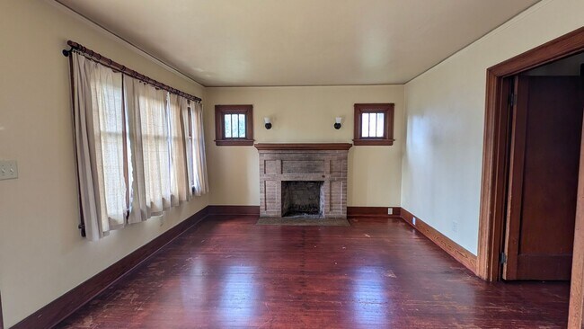 Building Photo - Charming 3 Bedroom House in Downtown