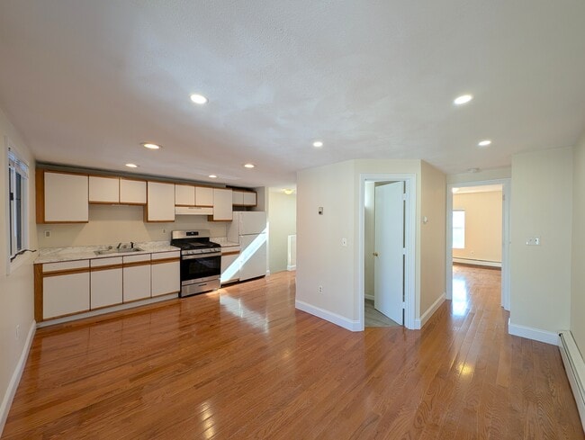 Building Photo - 6 Evergreen Sq