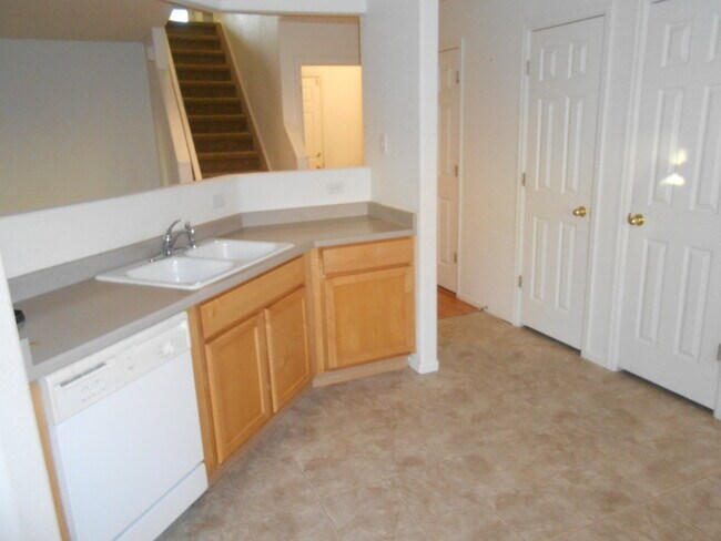 Foto del edificio - Beautiful 3 Bedroom/2.5 Bath Townhome with Attached 2 Car Garage in Northwest Loveland, CO