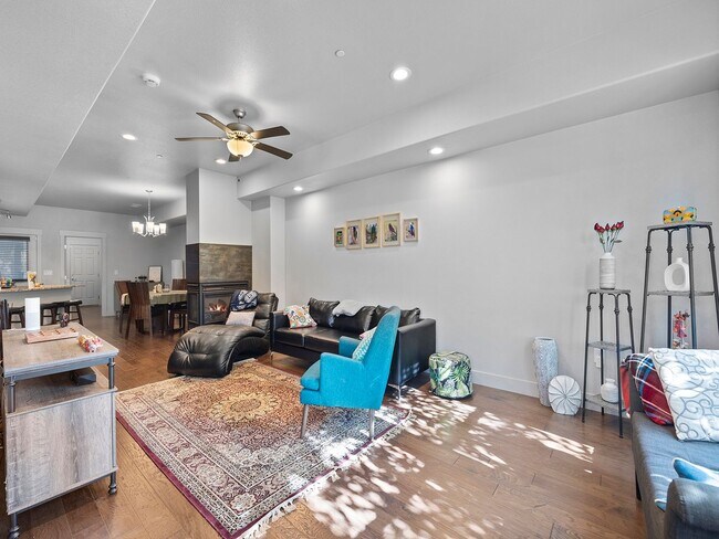 Building Photo - Beautiful 3 Bed 2.5 Bath Townhome