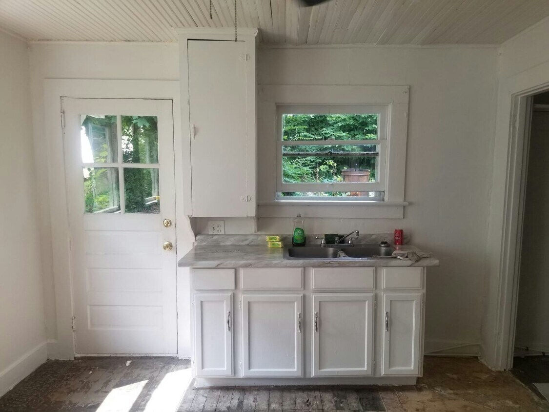 Building Photo - 517 Riverside Dr