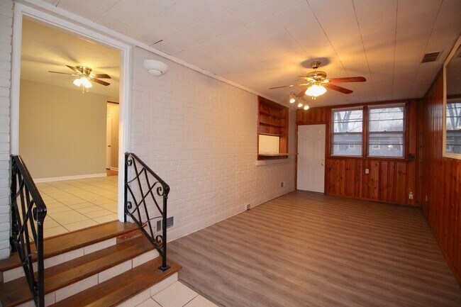 Foto del edificio - Adorable 3-brm brick ranch with lots of natural light, family room/den, attached garage
