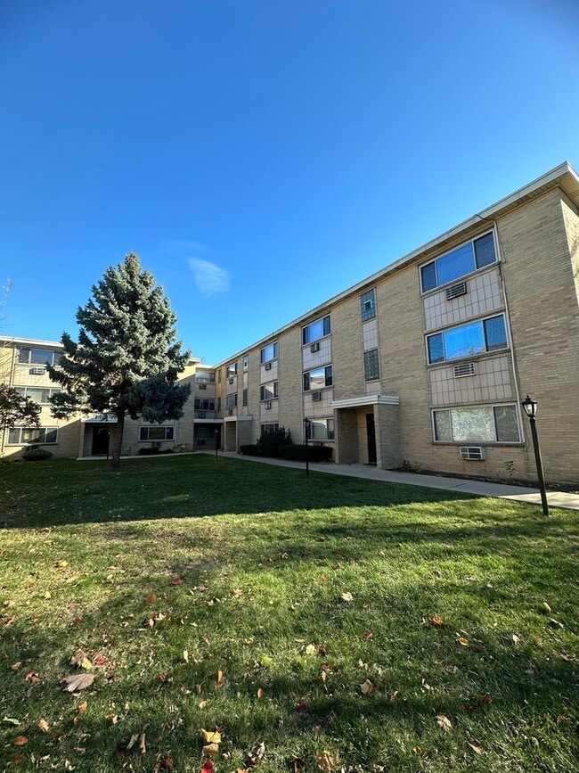 Building Photo - 7019 N Ridge Blvd