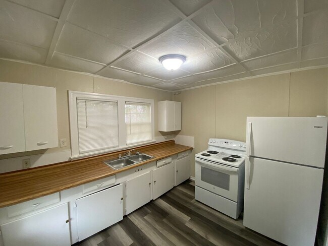Building Photo - Unique Garage Studio Unit in St. Nicholas ...