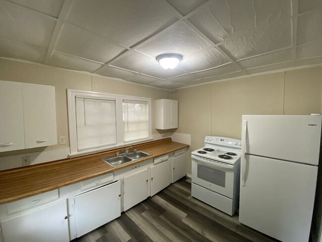 Building Photo - Unique Garage Studio Unit in St. Nicholas Area!