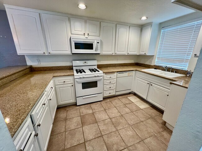 Foto del edificio - Lovely 2bd. condo in Claremont w/2 car garage