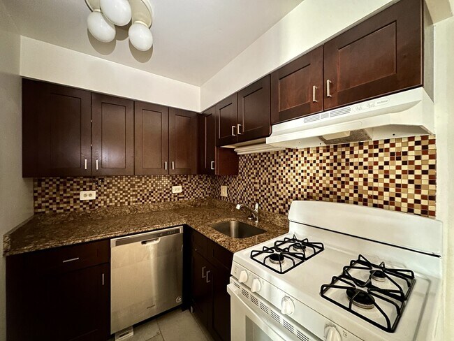 Foto del edificio - 3710 N Pine Grove Ave