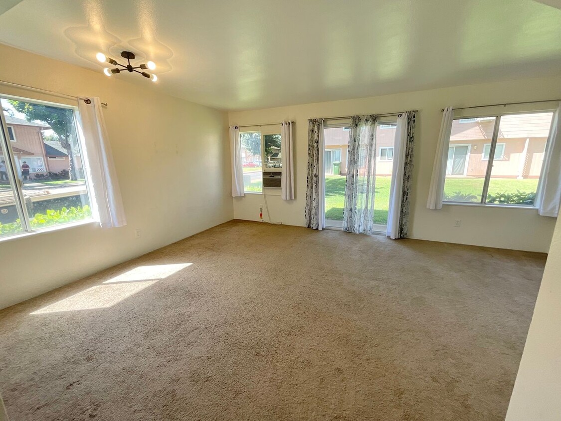 Primary Photo - 3 Bedroom 2 Bath, 2 Parking, Convenient Lo...