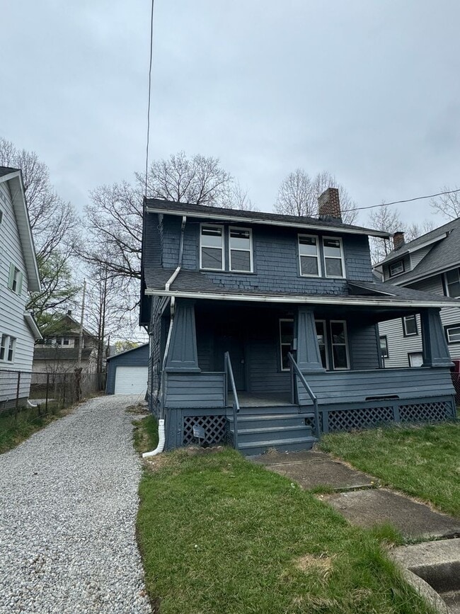 Building Photo - 4 Bed/1.5 Bath with Detached Garage!