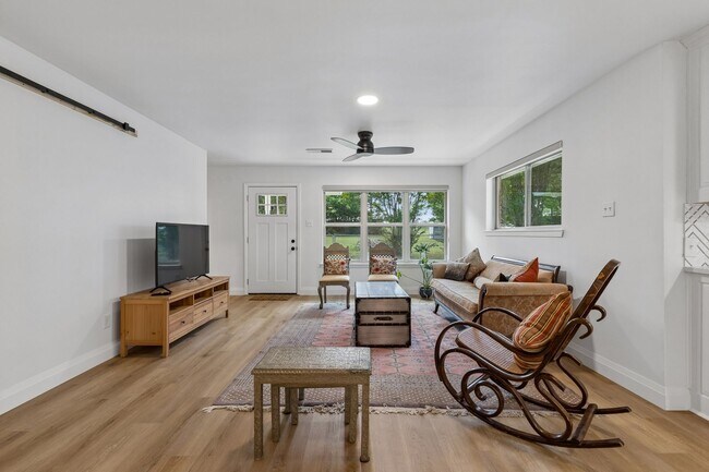 Building Photo - Stylish, Comfortable Colleyville Home with an Open, Airy Layout